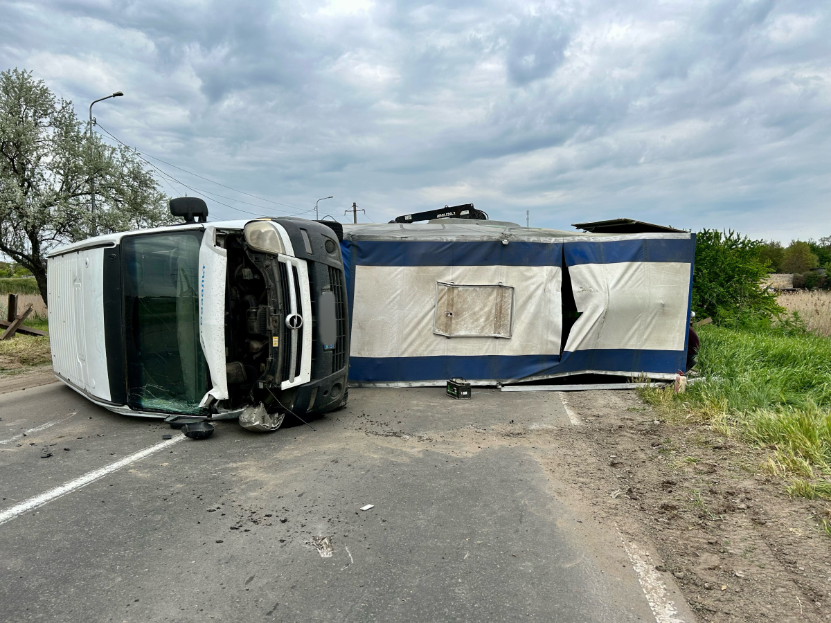 На Сичавському мосту перевернувся мікроавтобус із причіпом