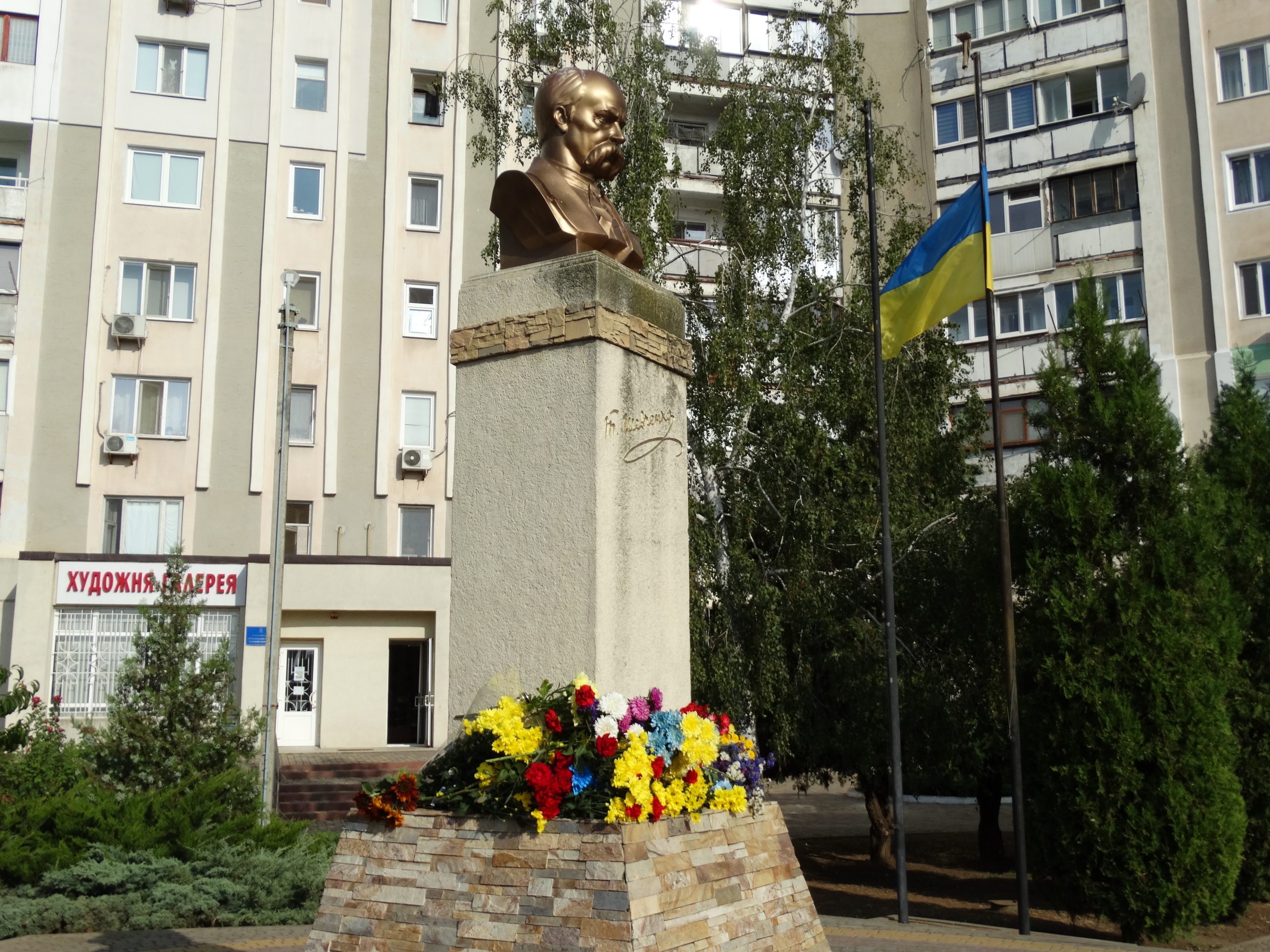 Без урочистостей: южненські посадовці та освітяни до Дня Незалежності поклали квіти до пам’ятника Шевченку