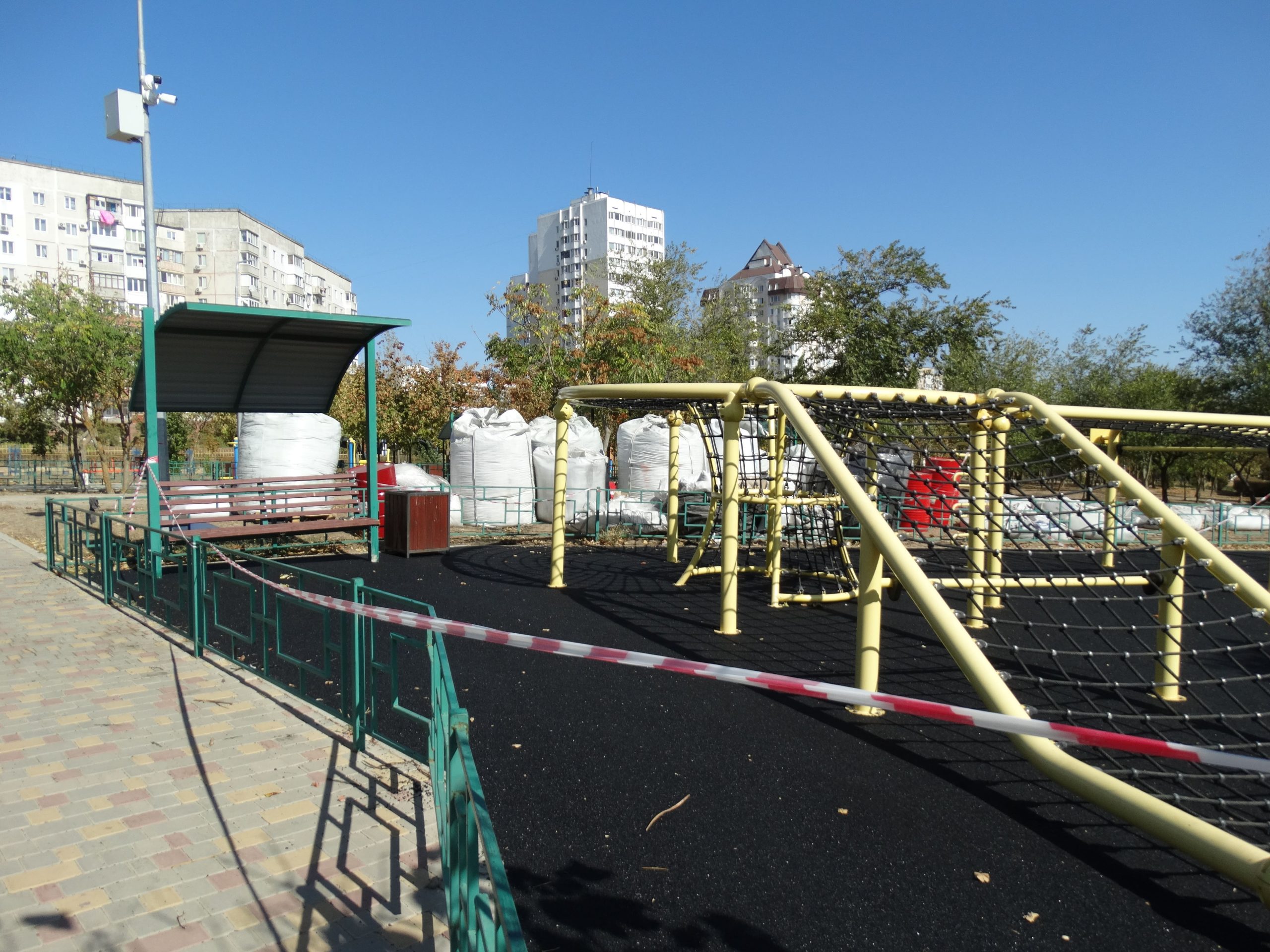Два роки по тому: в Южному відновили ремонт двох дитячих та спортивного майданчиків