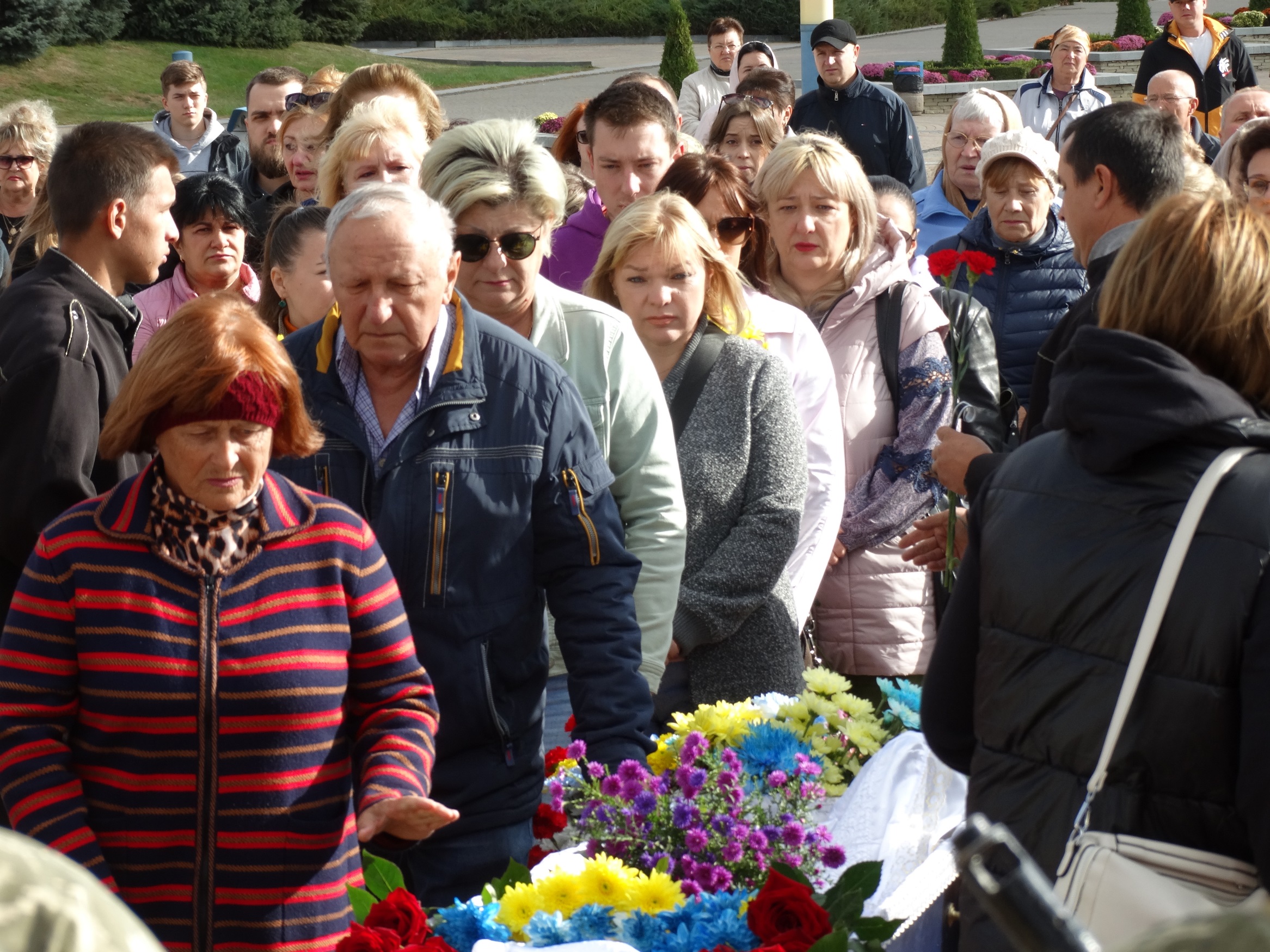 «Не мають батьки дітей хоронити»: у Южному провели захисника в останню путь
