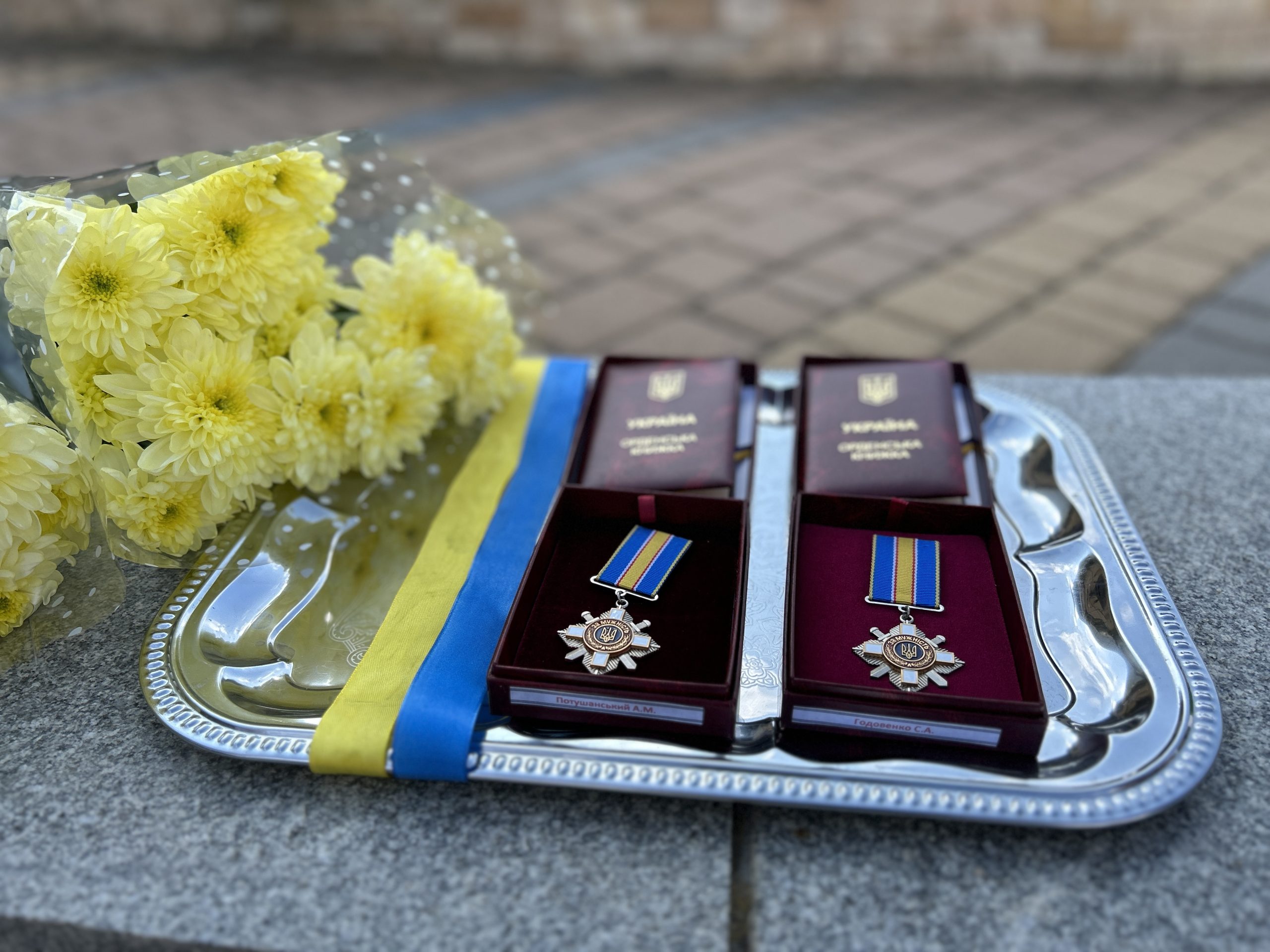 День Захисників і Захисниць: в Южному посмертно нагородили двох військових орденами за мужність, а волонтери встановили експланаду памʼяті Героїв
