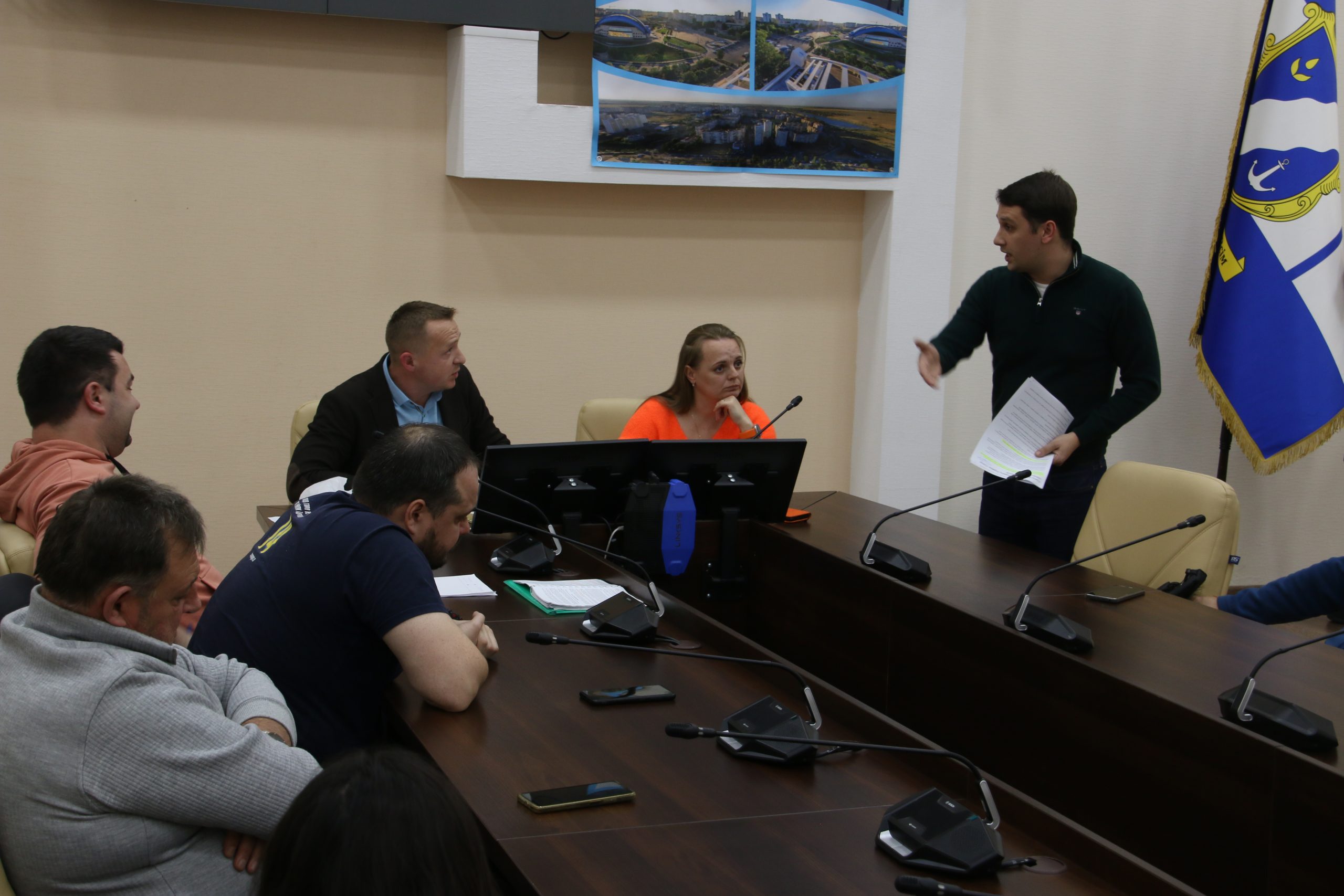 У Южному зі сварами та поліцією депутатів від заборонених партій позбавляють мандатів