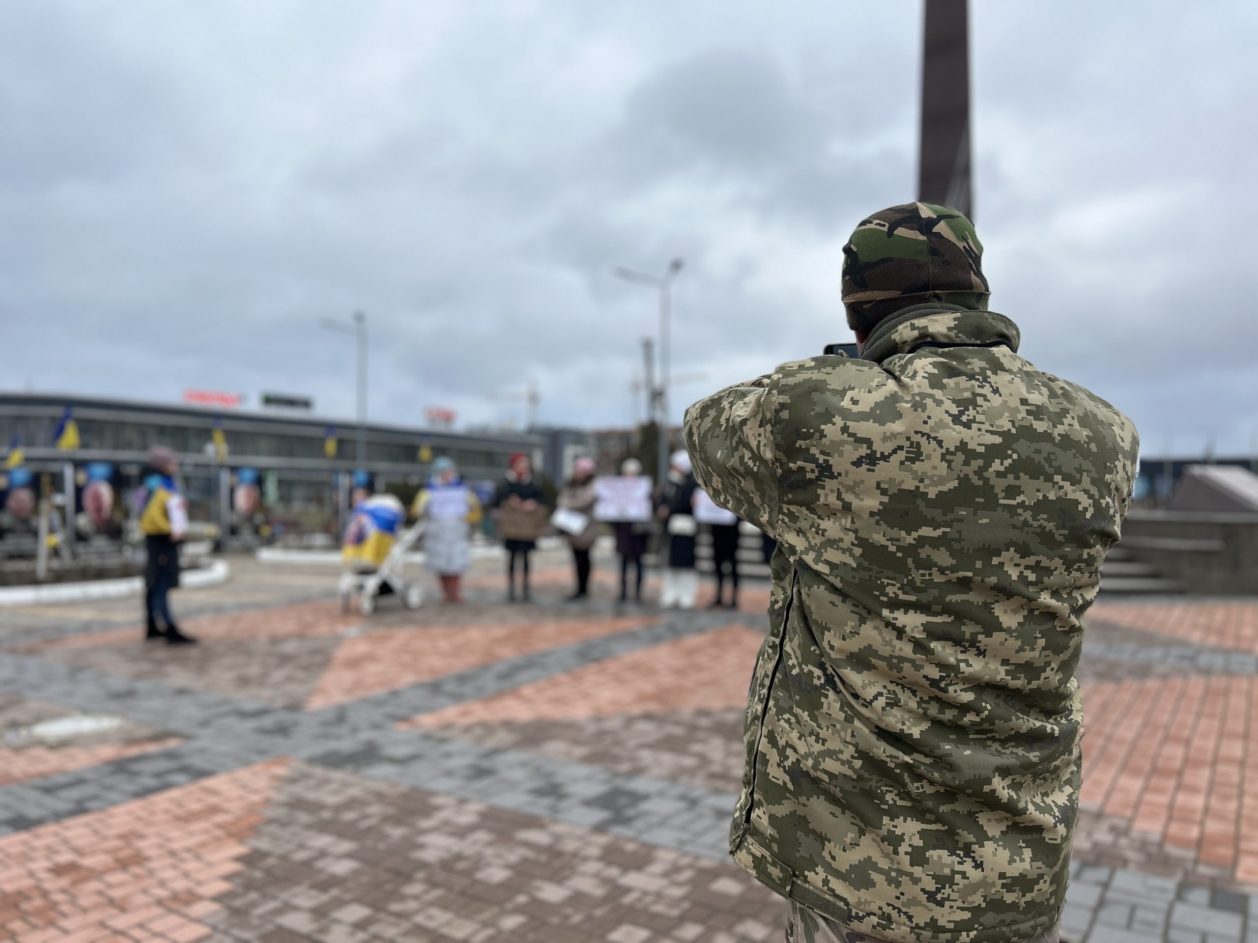 «Демобілізація після 18 місяців»: мешканки Южного долучились до Всеукраїнського мітингу