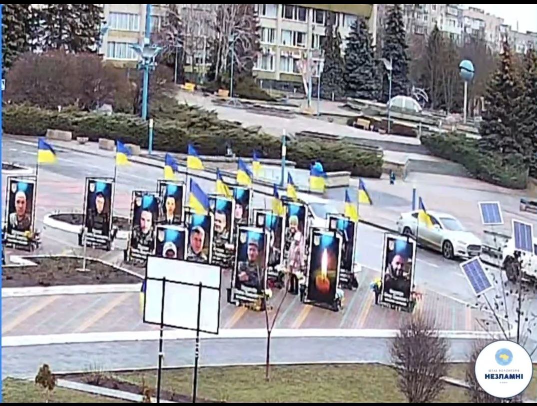 У Южному невідома жінка краде квіти з Еспланади пам’яті