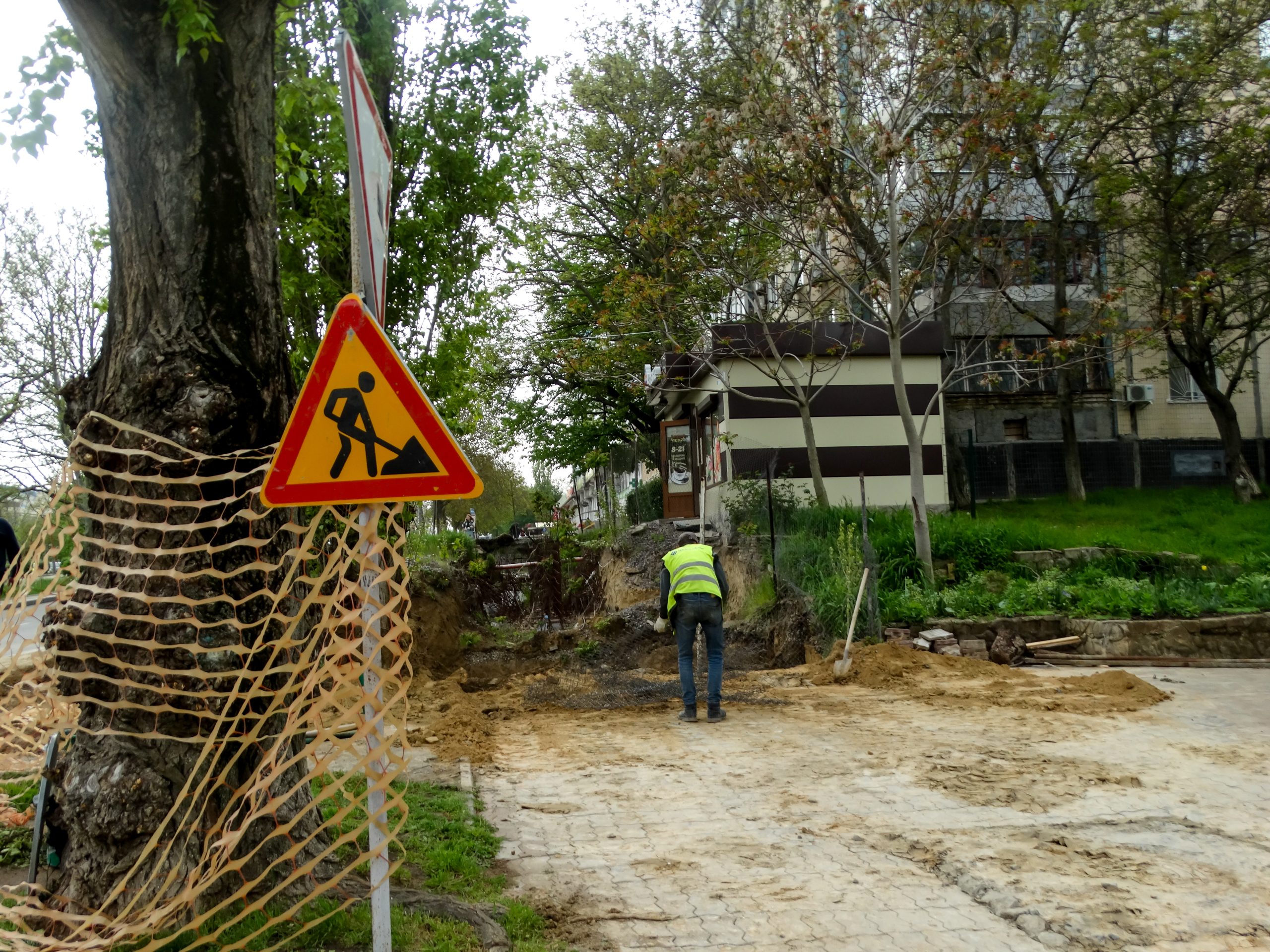 Поросло травою: у Южному почали роботи на наймасштабнішій ямі міста