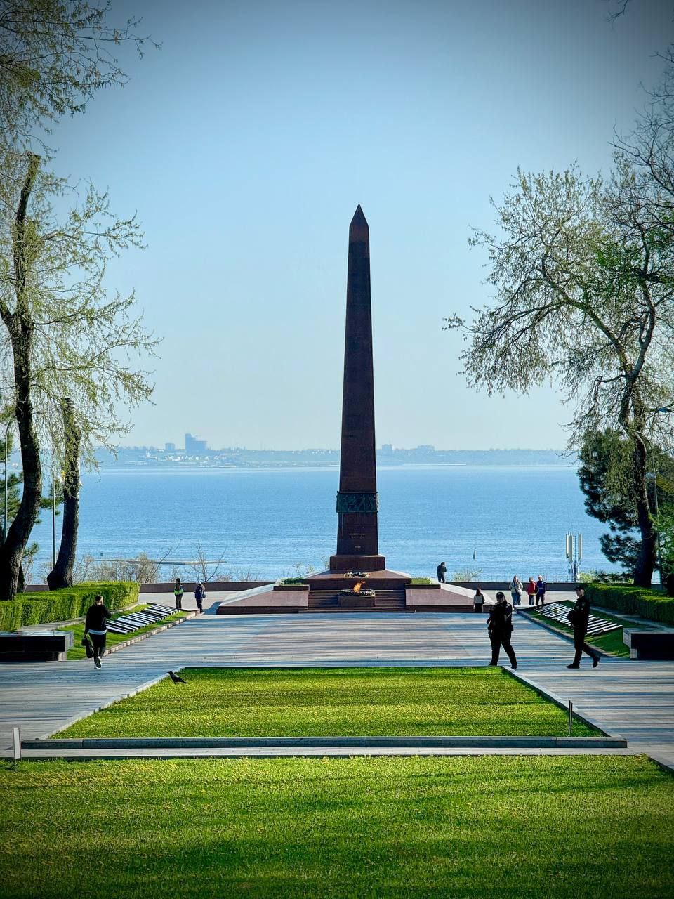 Ворог вдарив балістикою по Одесі: є постраждалі, пошкоджено об’єкт енергетики