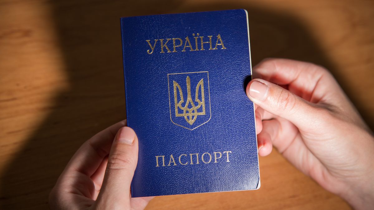Рішення Кабміну: чоловіки з 18 до 60 років зможуть отримати паспорти лише в Україні