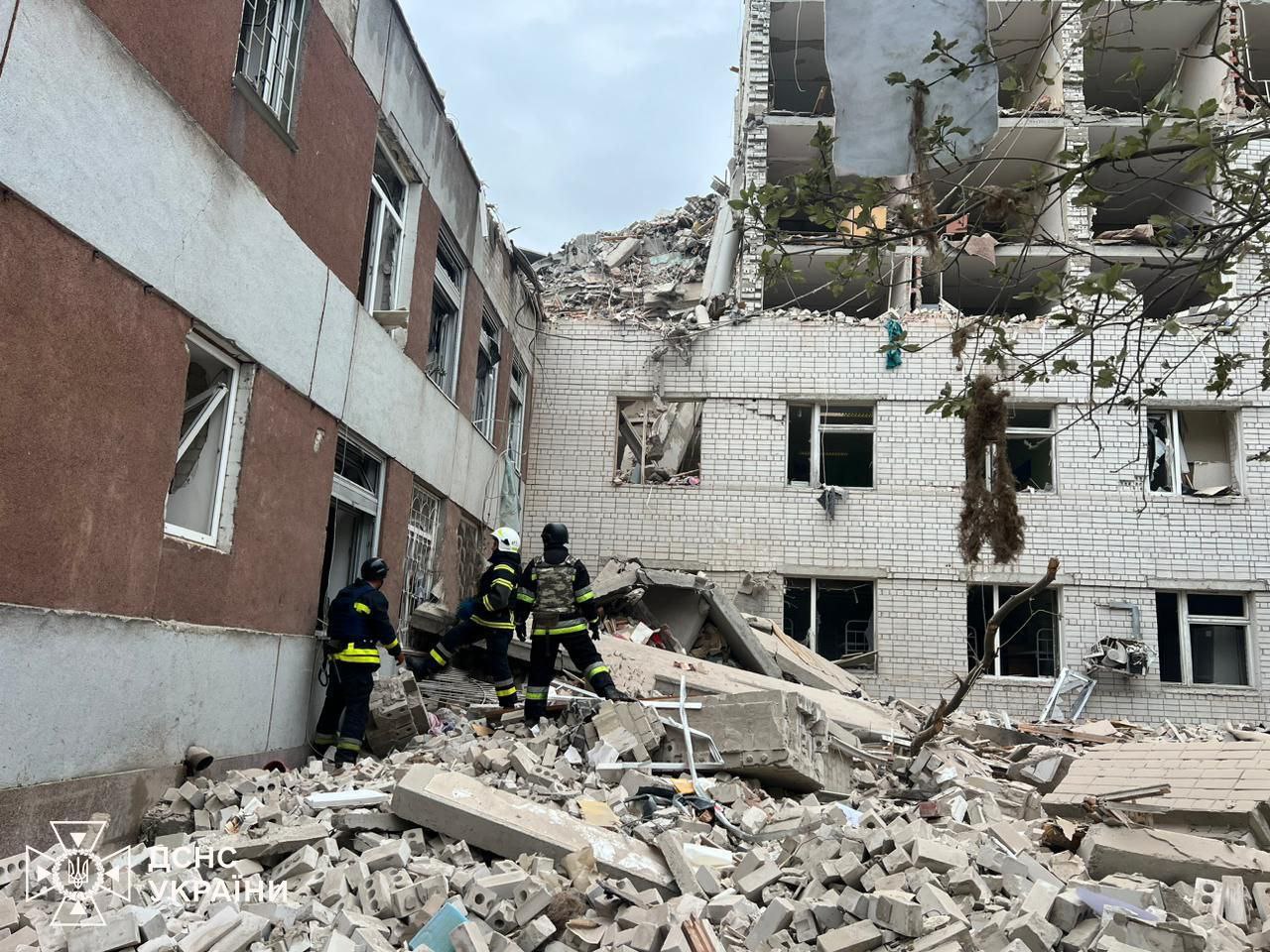 Окупанти вдарили по Чернігову: наразі відомо про 13 загиблих та 50 постраждалих