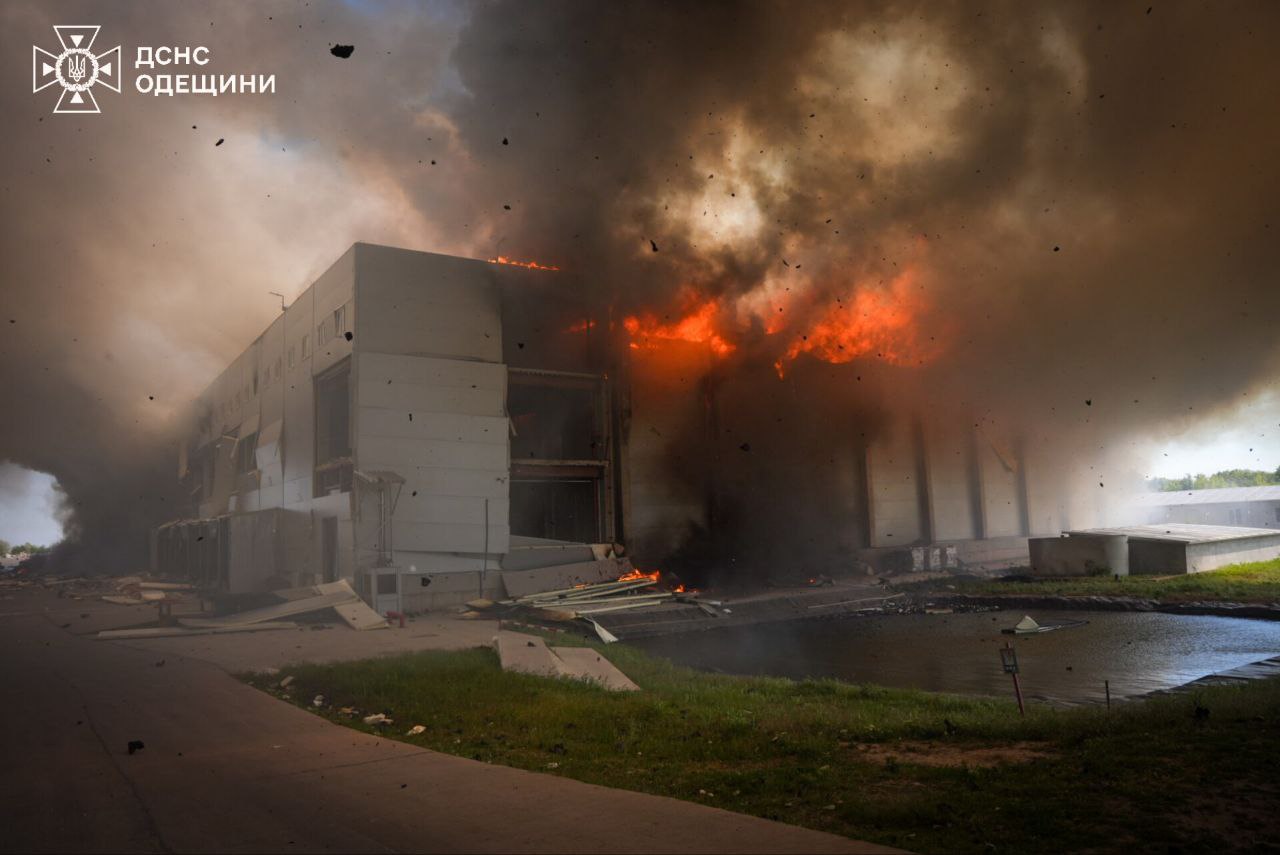Удар ворога по Одеському регіону: є загиблі та поранені, пошкоджені промислові склади