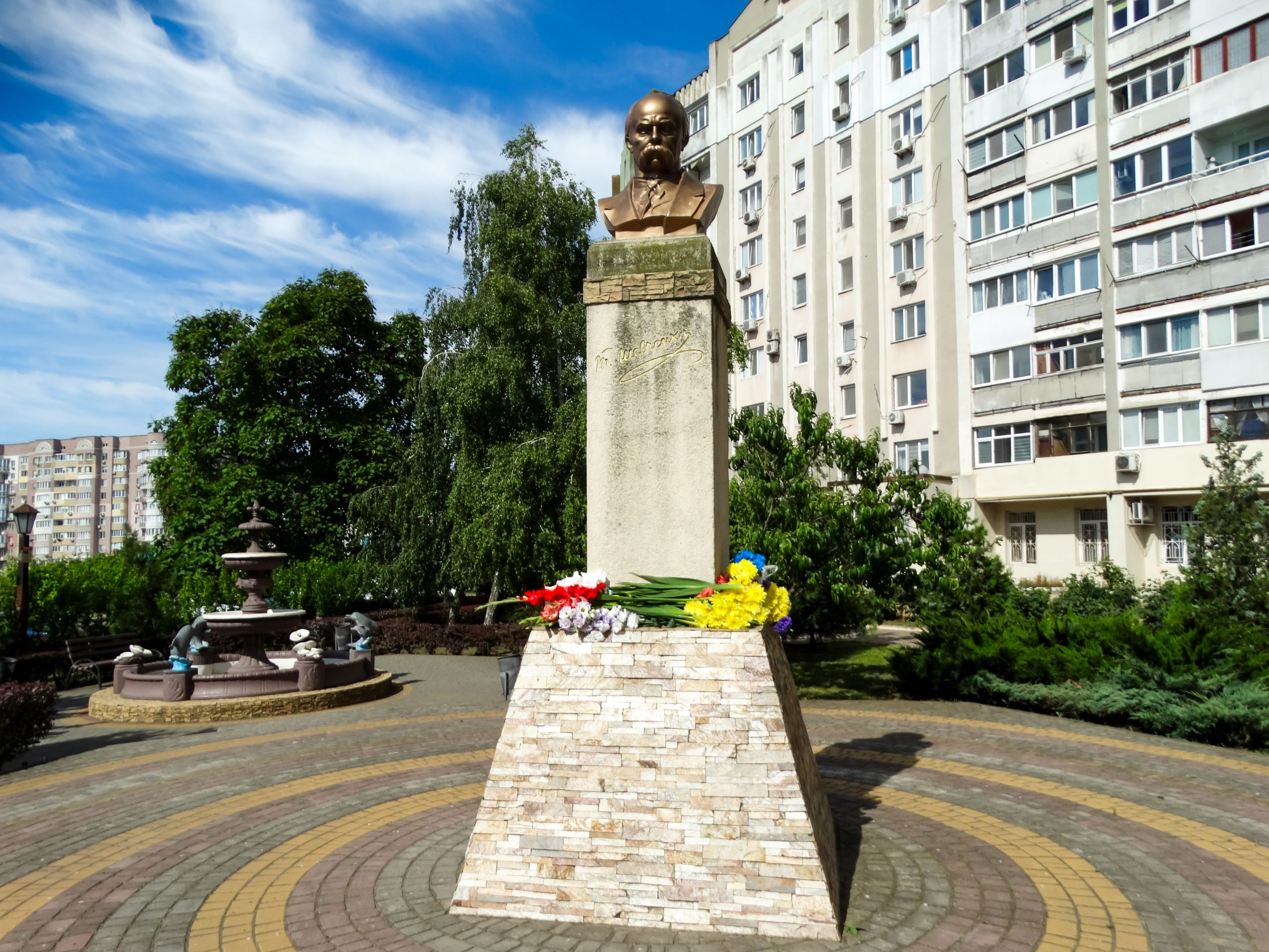 День Конституції у Южному: церемонія біля памʼятника Шевченку
