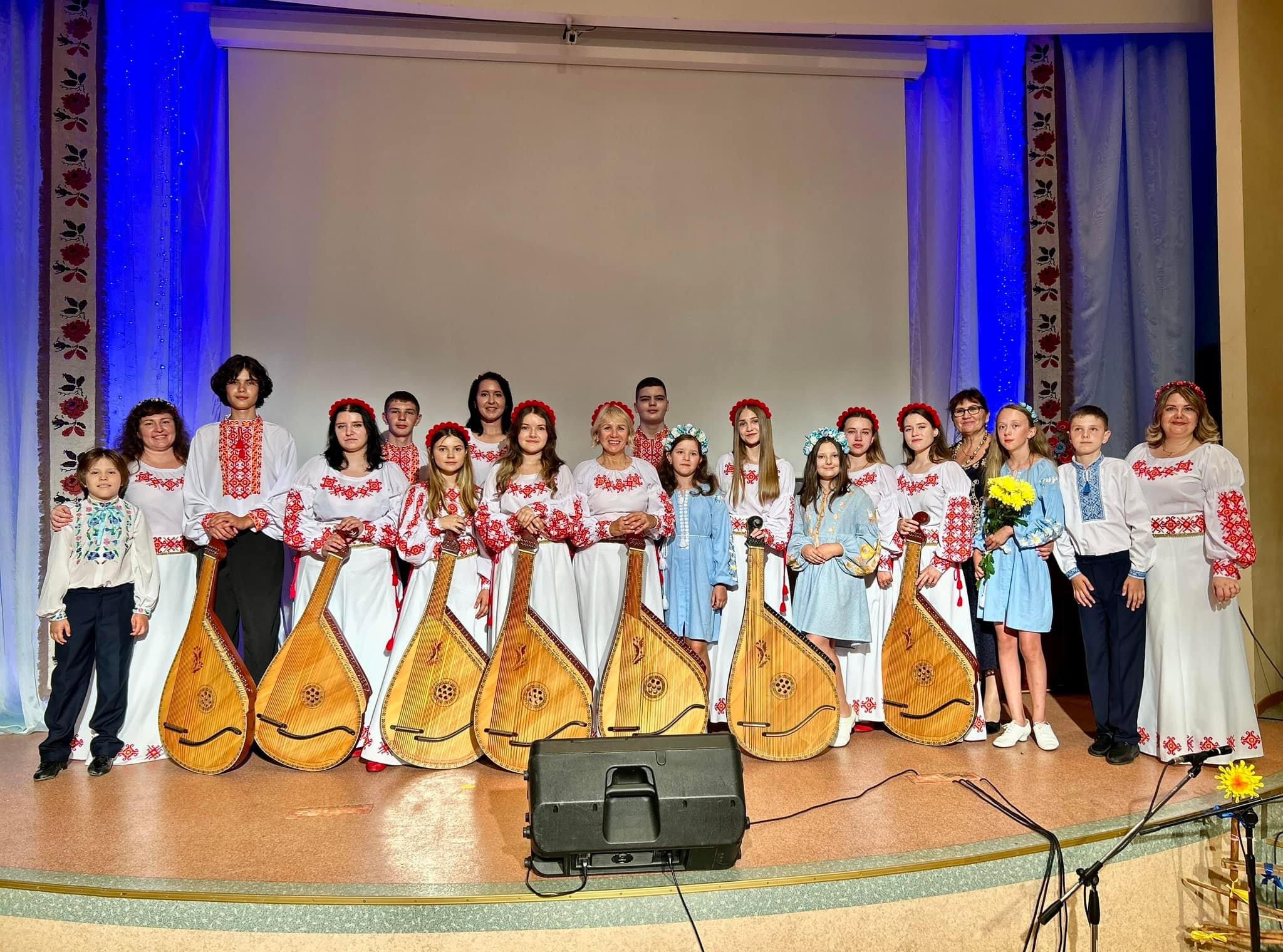 Южненці збирали кошти для ЗСУ на звітному концерті ансамблю «Заграва»
