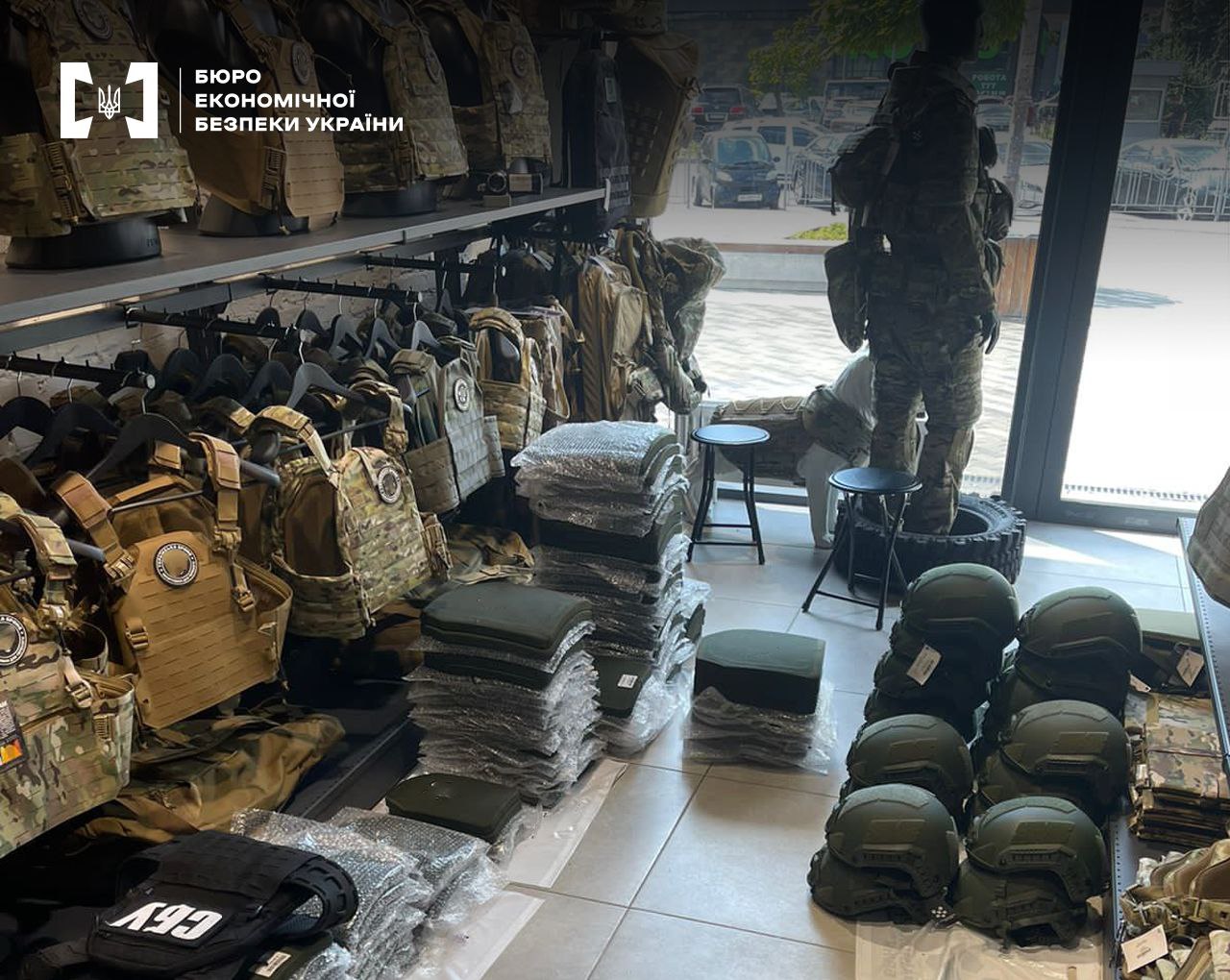 Правоохоронці викрили бізнесмена, що продавав бронежилети, ввезені для військових