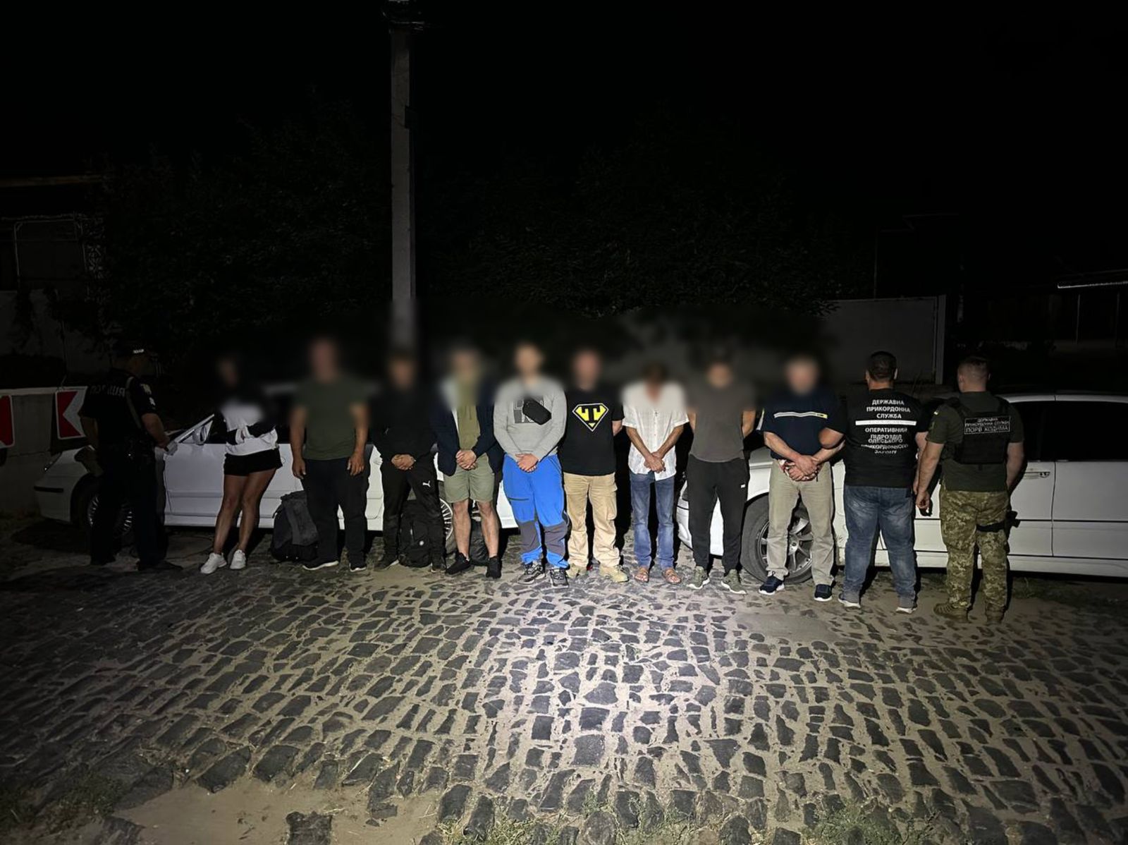 На Одещині подружжя намагалося перевезти через кордон 7 чоловіків призовного віку