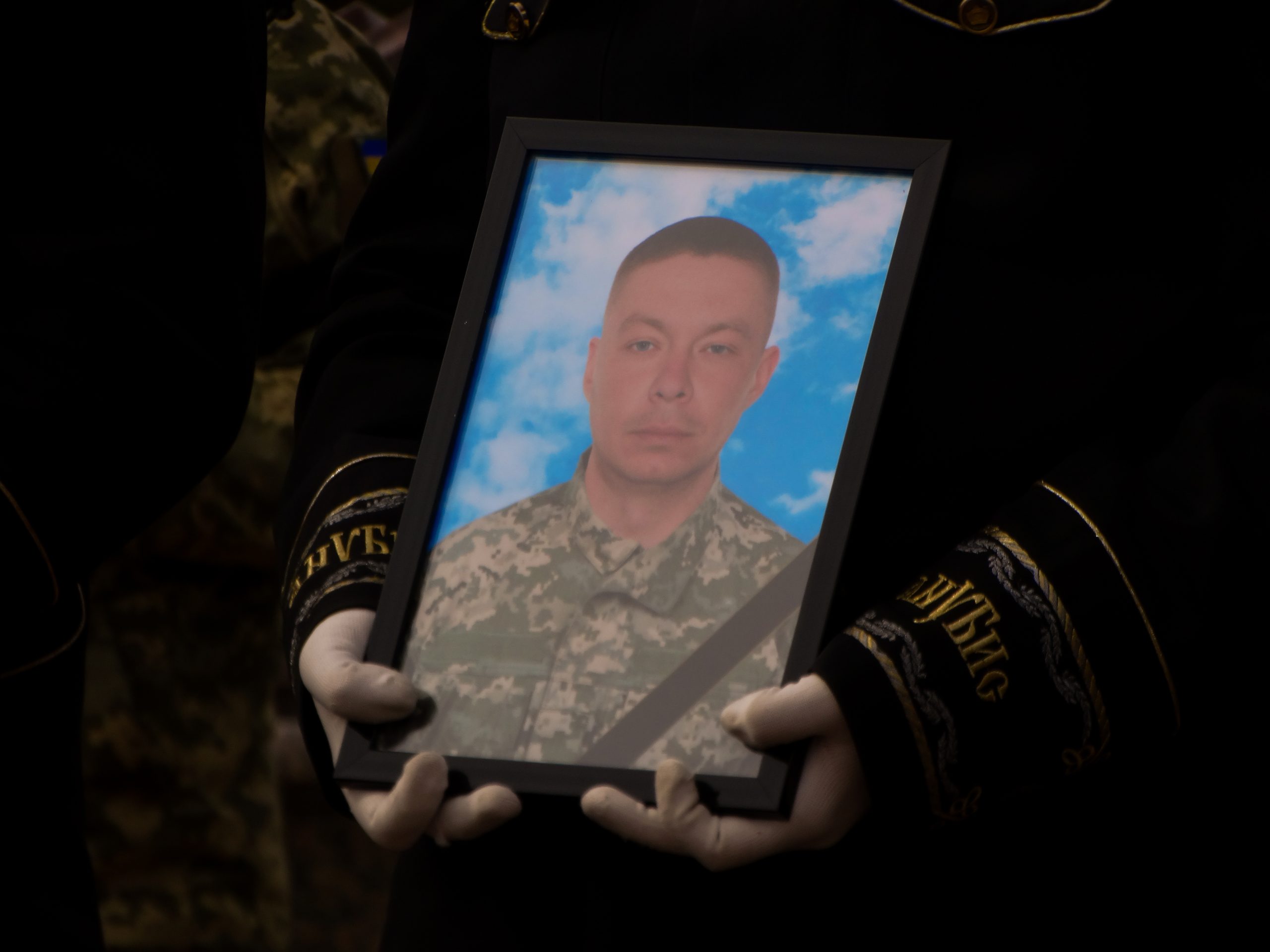 У Південному попрощалися з воїном Вадимом Теслею