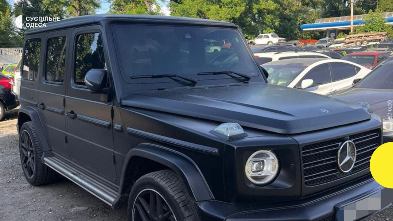 Держава конфіскувала в чиновника міграційної служби Mercedes. ВАКС підтримав рішення