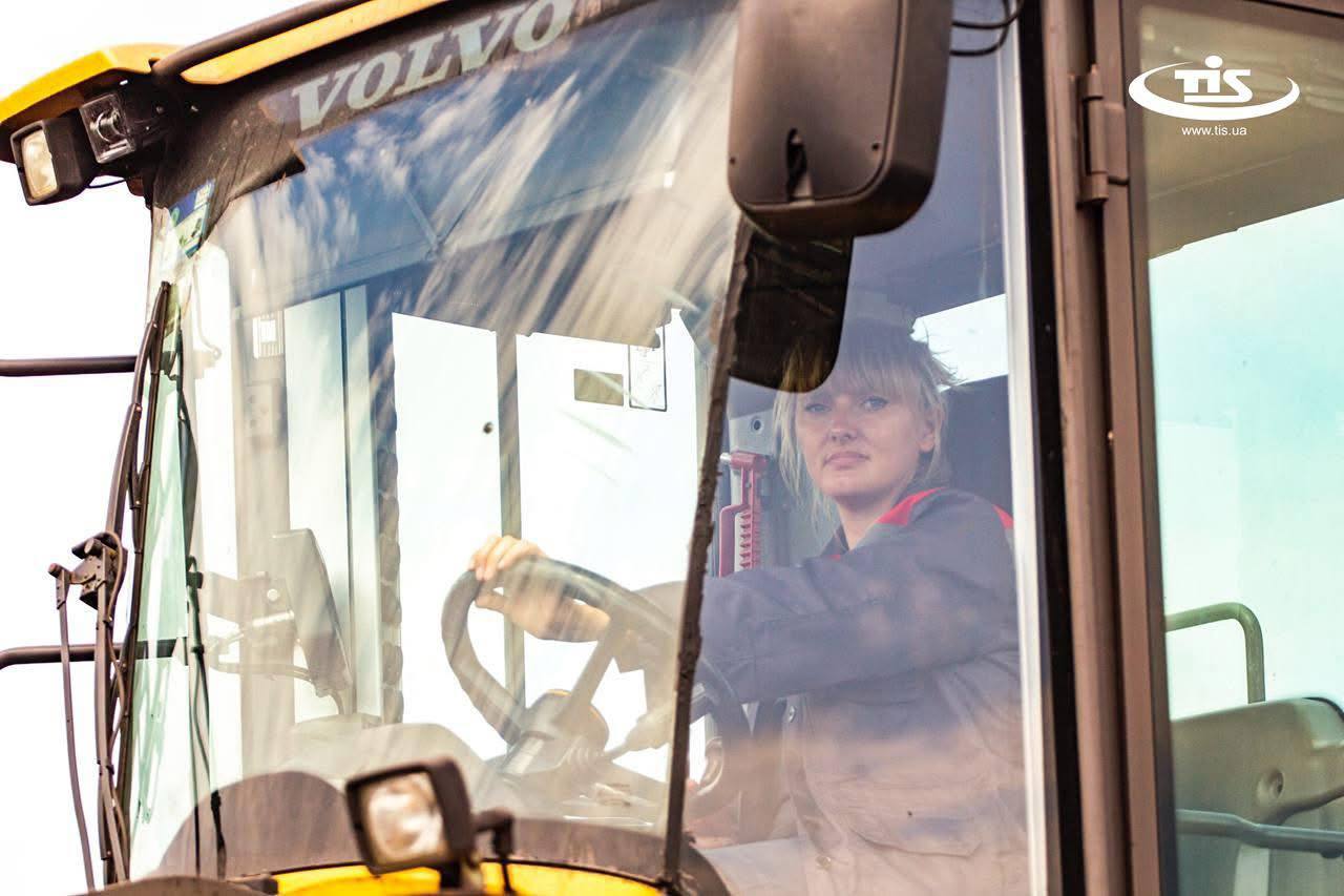 У порту ТІС вперше водійкою навантажувача стала жінка