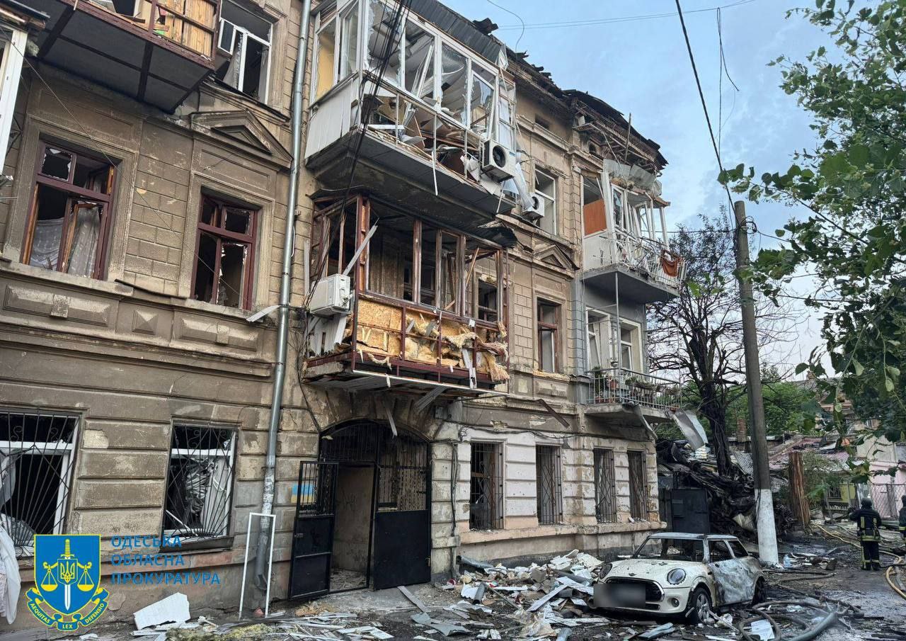 Ворог вночі вдарив по Одесі: загинуло двоє людей, 9 постраждали, пошкоджено пологовий будинок