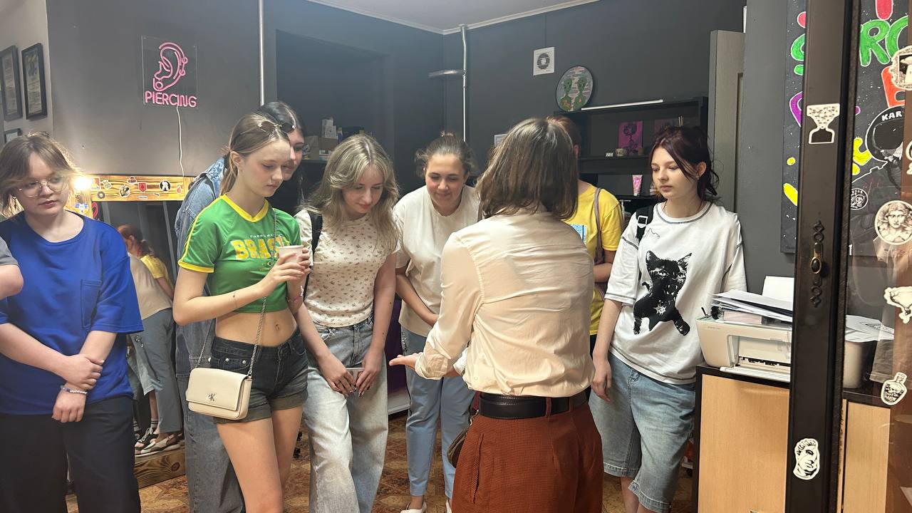 Зробили каву та пірсинг: у Південному школярі відвідали фахівців у межах профорієнтації