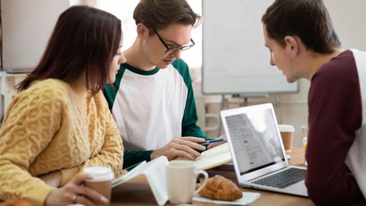 В Україні студентам підвищать стипендії та можуть дозволити виїжджати хлопцям до 22 років