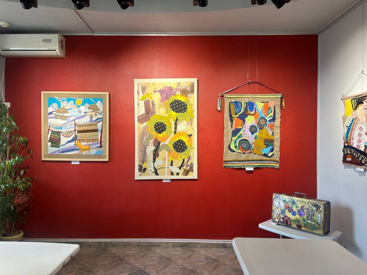 «З Україною в серці»: у Південному відкрилась виставка Світлани Василенко