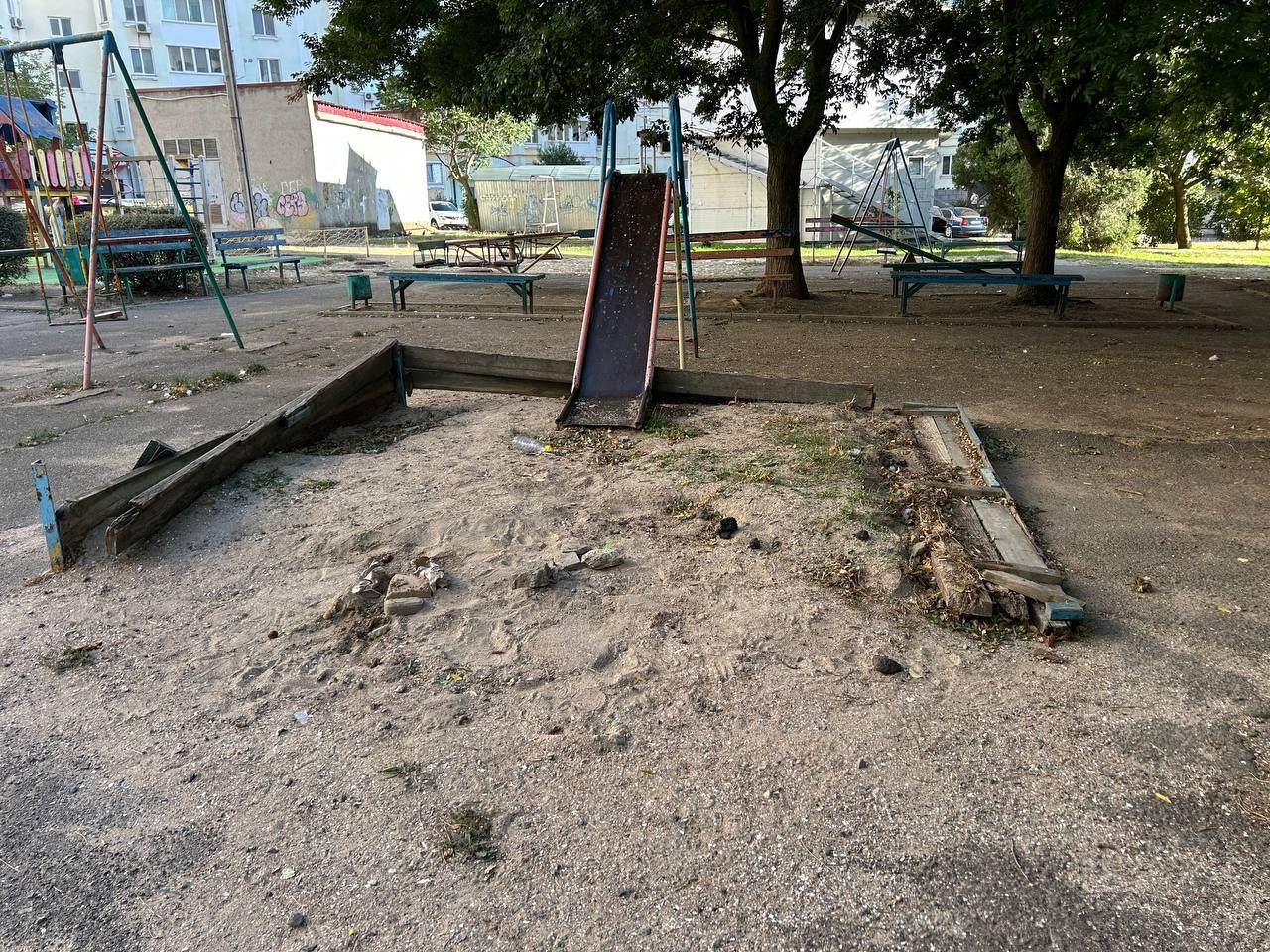 Занедбаний дитячий майданчик у Південному – віддзеркалення ставлення влади до міста