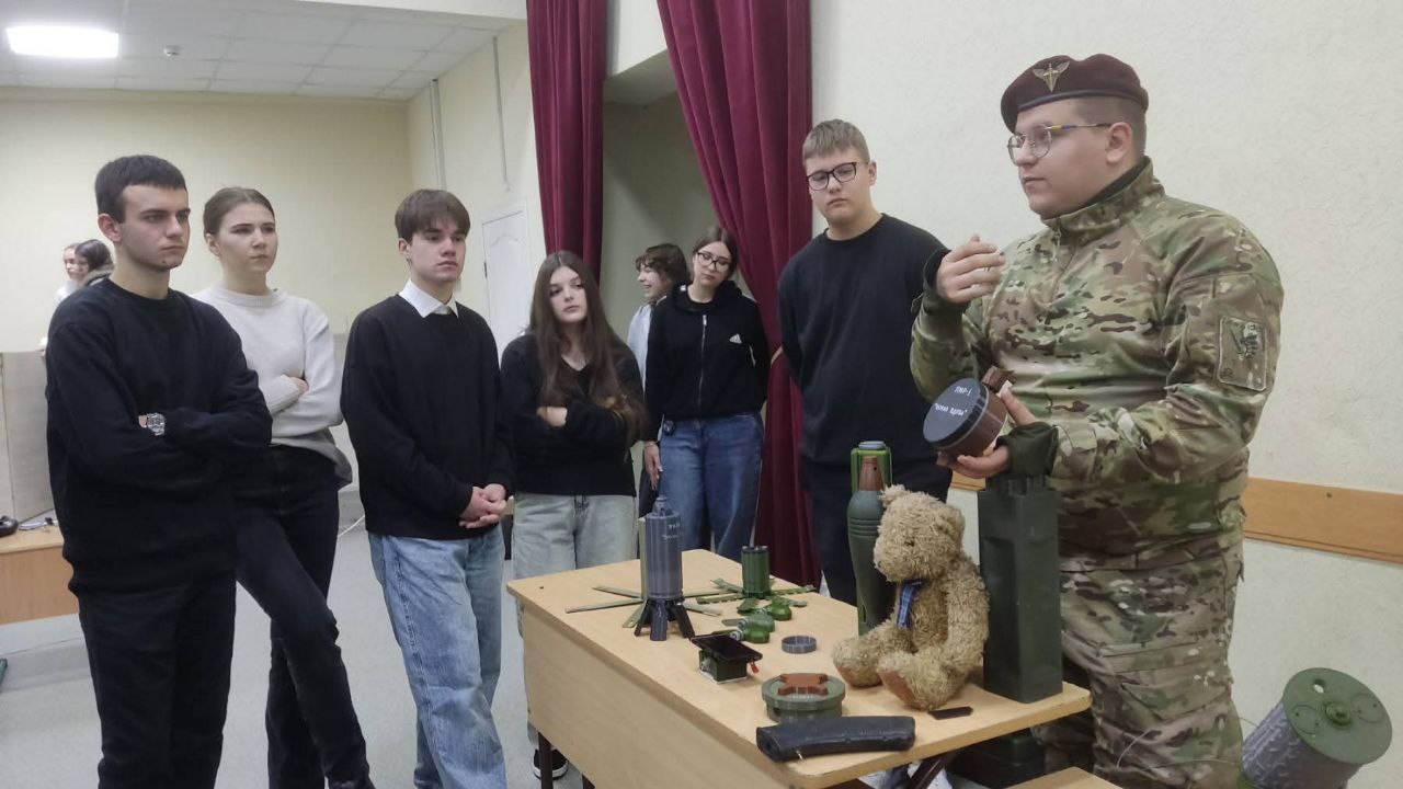 Старшокласники південнівських шкіл опановують військові навички