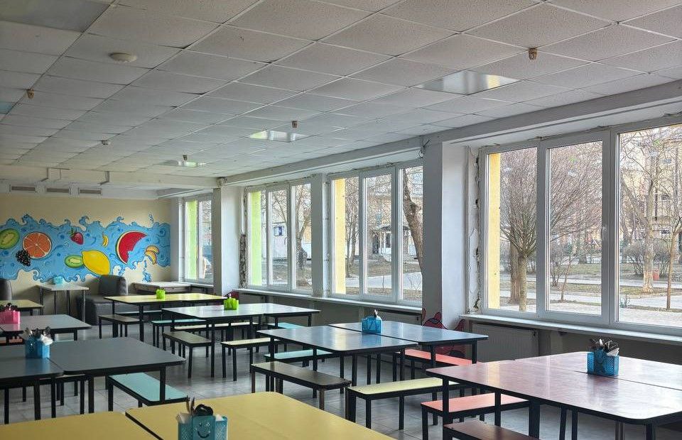 В Ліцеї №1 Південного відновили вікна після ворожої атаки завдяки міжнародним фондам