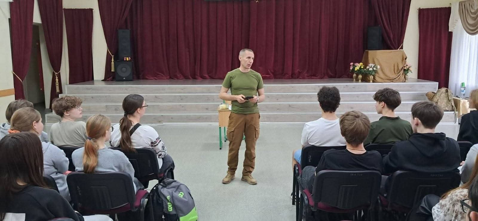 Військовий психолог з Житомира провів лекцію-тренінг для учнів південнівського ліцею