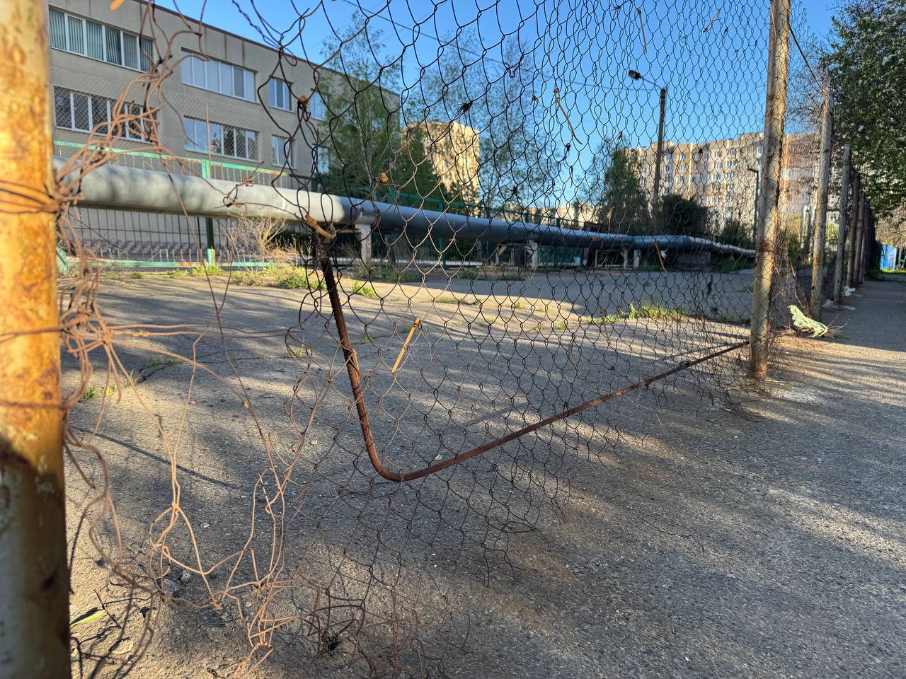 Розбита плитка та сітка, що стирчить: дорога до однієї зі шкіл Південного – наче смуга перешкод