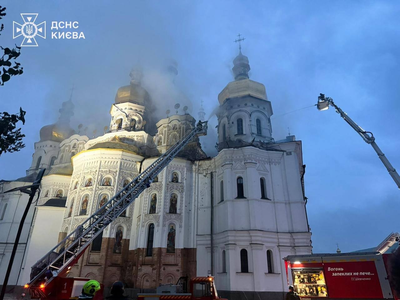 Один з наймасштабніших ударів по Україні: у Києві пошкоджена Лавра, в Харкові загинули 5 рятувальників